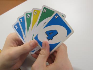 der ses en spiller, som har 6  Unokort på hånden